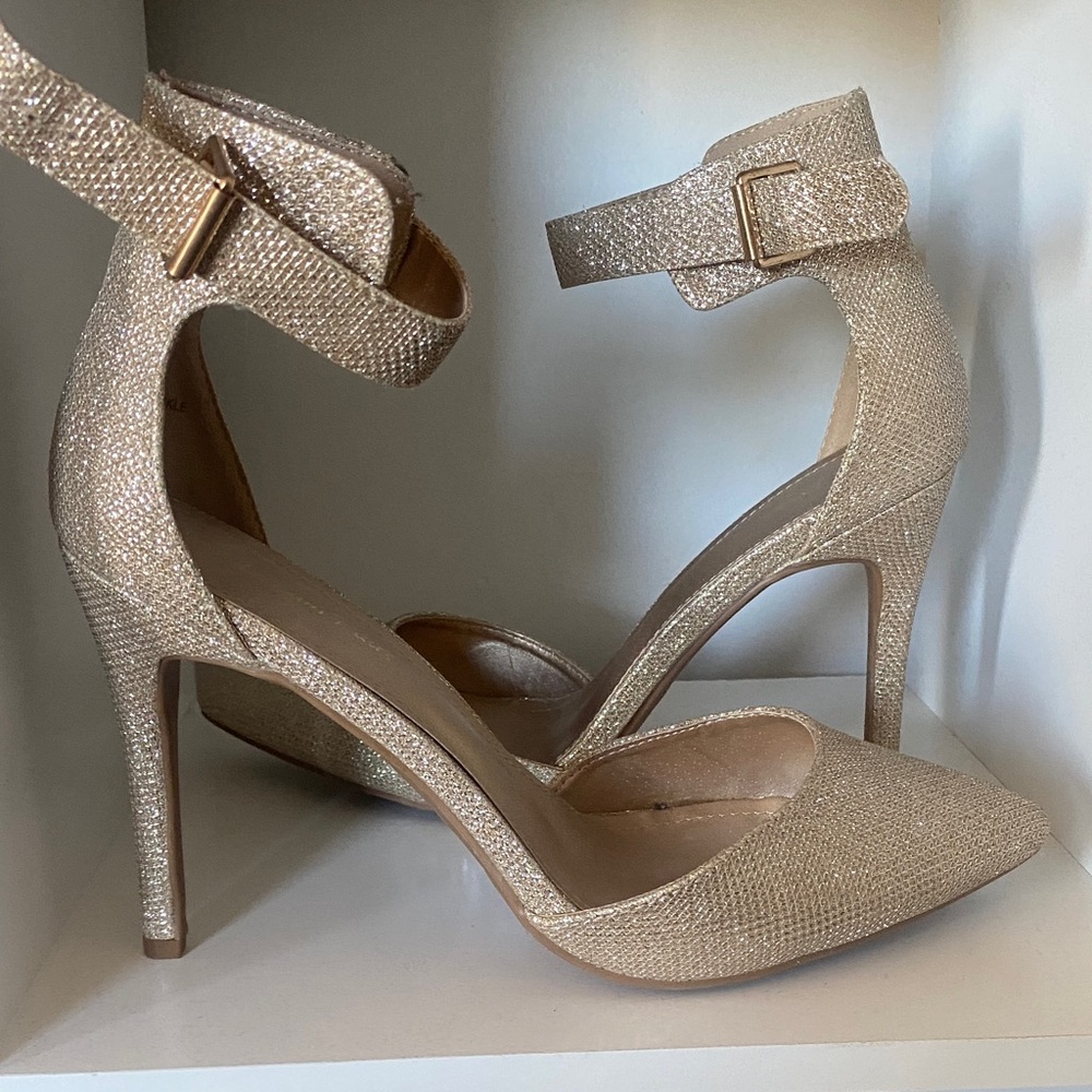 Dream Pairs Glittering Gold Heels